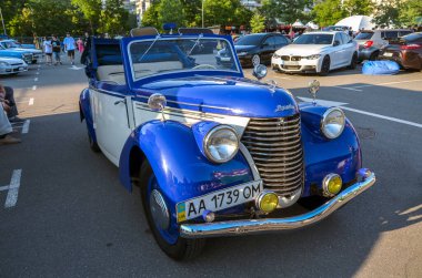 Klasik klasik klasik klasik klasik Skoda Üstü açılır, çarpıcı mavi ve beyaz renk şeması, yuvarlak farlar ve retro estetiği vurgulayan krom ızgara ve araba kültürü.