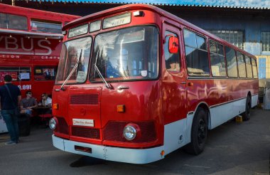 Klasik kırmızı LiAZ-677, Sovyet döneminden kalma Doğu Avrupa ve eski SSCB 'de yaygın olarak kullanılan bir toplu taşıma aracı.
