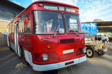 Klasik kırmızı LiAZ-677, Sovyet döneminden kalma Doğu Avrupa ve eski SSCB 'de yaygın olarak kullanılan bir toplu taşıma aracı.