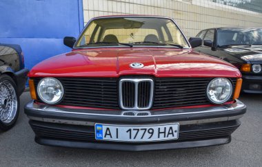 Klasik Kırmızı BMW E223 1976 Serisi, Alman spor tasarımı ve hassas mühendisliğinin bir karışımını temsil ediyor ve klasik araba meraklıları arasında tercih ediliyor.