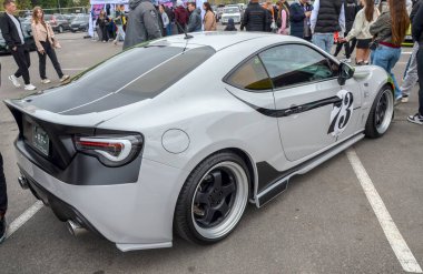 Canlı yeşil spor coupe Scion FR-S spor araba özelleştirme, performans, estetik ve yarış mirasını birleştirme kültürünün bir örneği.