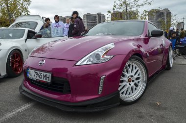 Çarpıcı eflatun Nissan 370Z Bu Japon spor coupe düşük duruş, parlak aerodinamik, ve keskin farlar, yüksek performanslı tasarımı destekleyen