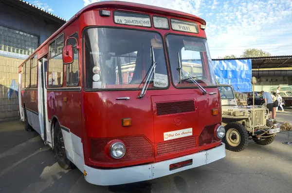 Klasik kırmızı LiAZ-677, Sovyet döneminden kalma Doğu Avrupa ve eski SSCB 'de yaygın olarak kullanılan bir toplu taşıma aracı.