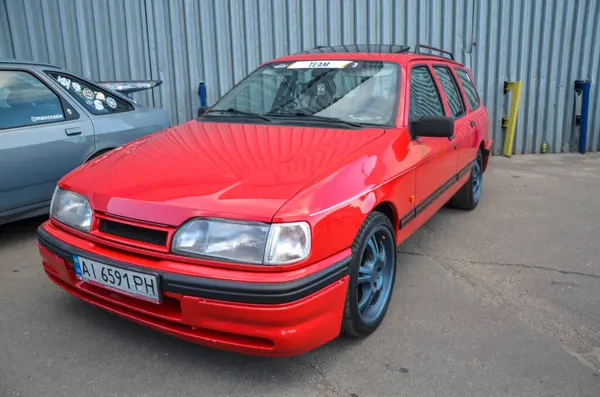 Gösterişli aerodinamik tasarımı, arkadan çekişli ve çok yönlülüğüyle bilinen kırmızı Ford Sierra station wagon klasik Avrupa performans arabası
