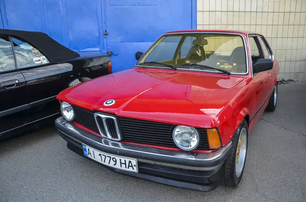 Klasik Kırmızı BMW E223 1976 Serisi, Alman spor tasarımı ve hassas mühendisliğinin bir karışımını temsil ediyor ve klasik araba meraklıları arasında tercih ediliyor.