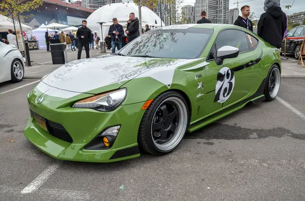 Canlı yeşil spor coupe Scion FR-S spor araba özelleştirme, performans, estetik ve yarış mirasını birleştirme kültürünün bir örneği.