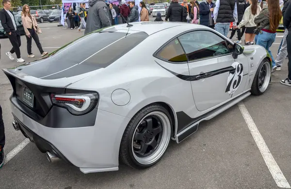 Canlı yeşil spor coupe Scion FR-S spor araba özelleştirme, performans, estetik ve yarış mirasını birleştirme kültürünün bir örneği.