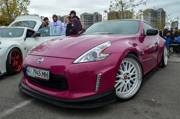 Çarpıcı eflatun Nissan 370Z Bu Japon spor coupe düşük duruş, parlak aerodinamik, ve keskin farlar, yüksek performanslı tasarımı destekleyen