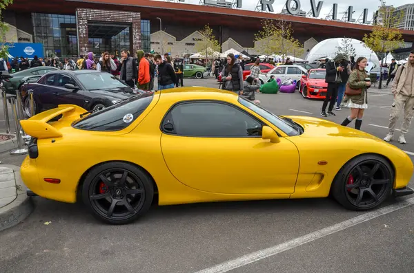 Parlak sarı Mazda RX-7 Japon spor arabalarının altın çağını simgeliyor. Harmanlama tarzı, hızı ve yenilikleri unutulmaz bir tasarım haline getiriyor.