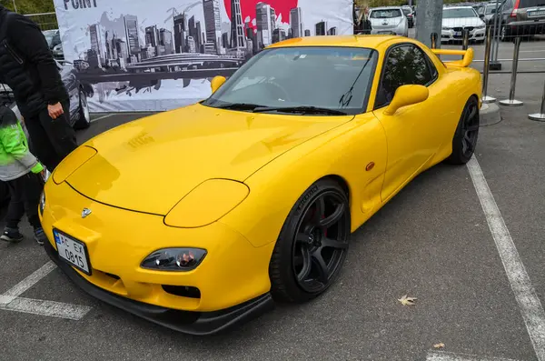 Parlak sarı Mazda RX-7 Japon spor arabalarının altın çağını simgeliyor. Harmanlama tarzı, hızı ve yenilikleri unutulmaz bir tasarım haline getiriyor.