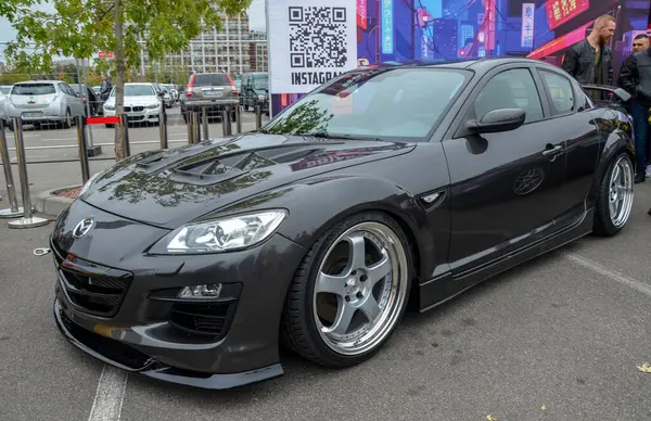 Gösterişli Mazda RX-8 eşsiz döner motorlu spor araba özel kaput alaşımlı tekerlekler ve performans odaklı modifikasyonlarını vurgulayan agresif duruş içeriyor.