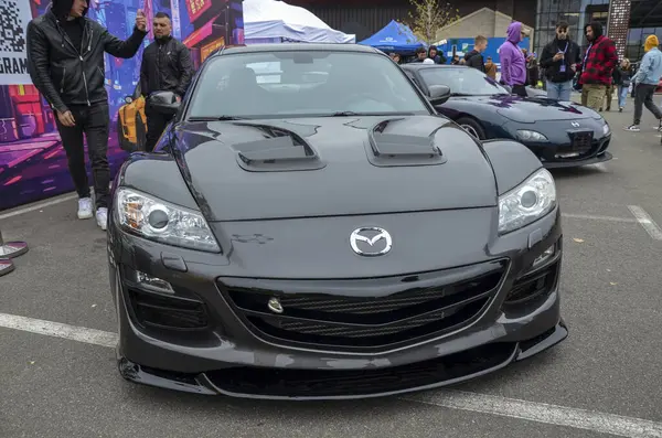 Gösterişli Mazda RX-8 eşsiz döner motorlu spor araba özel kaput alaşımlı tekerlekler ve performans odaklı modifikasyonlarını vurgulayan agresif duruş içeriyor.