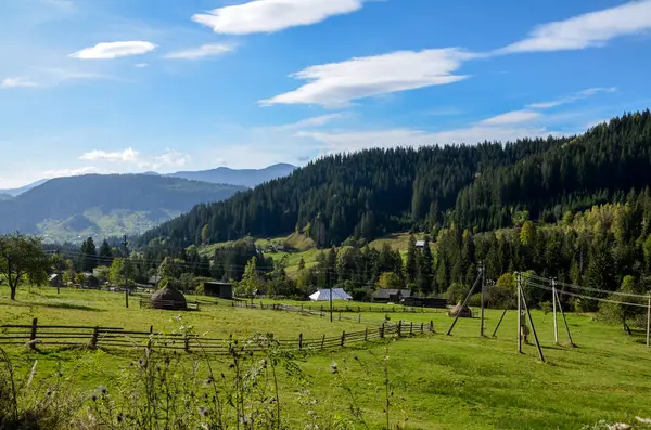 Uzak dağları, sık ormanları ve yeşil açık otlakları olan huzurlu kırsal alan. Manzara, ahşap çitler ve küçük kulübelerden oluşuyor. Huzurlu ve pitoresk bir ortam yaratıyor. Karpatlar