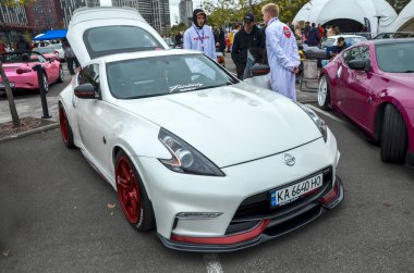 Gösterişli aerodinamik tasarımı ve yüksek performans kabiliyeti ile bilinen özel kırmızı jantları ile çarpıcı beyaz Nissan 370Z