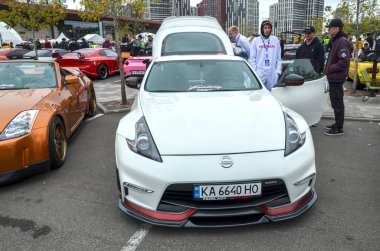 Gösterişli aerodinamik tasarımı ve yüksek performans kabiliyeti ile bilinen özel kırmızı jantları ile çarpıcı beyaz Nissan 370Z