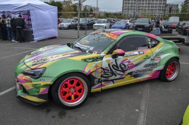 Benzersiz özelleştirilmiş Subaru BRZ, dengeli tutuşu ve şık stiliyle ünlü hafif bir spor coupe.