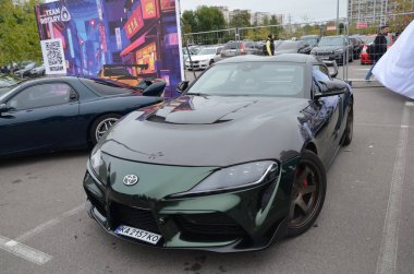 Koyu yeşil ikonik Japon spor arabası Toyota Supra güçlü performansı ve parlak aerodinamik tasarımıyla tanınır.