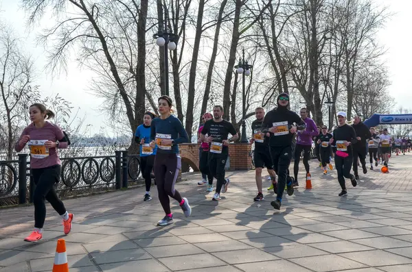 Açık hava maratonunda her yaştan sporcular ağaçlar ve deniz manzarası ile patikada birlikte koşuyor. Sağlık, zindelik ve toplumsal katılımın sembolü