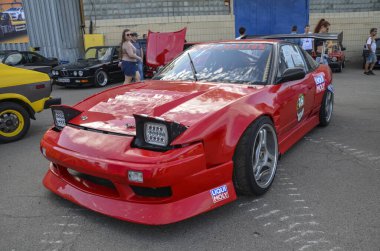 Efsanevi spor coupe Nissan 200SX çarpıcı kırmızı dış görünüş, modifiye vücut kiti ve agresif aerodinamik duruş - performans ve stilin cesur ifadesi