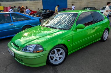 Honda Civic EK3 hatchback güvenilir ve kişiselleştirilebilir tasarımıyla bilinen efsanevi kompakt bir arabadır.