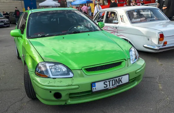 Honda Civic EK3 hatchback güvenilir ve kişiselleştirilebilir tasarımıyla bilinen efsanevi kompakt bir arabadır.