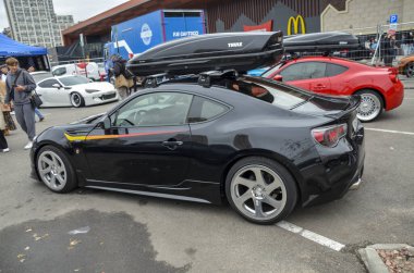 Performans ve Style ile dinamik siyah spor coupe Toyota 86, çeviklik, hassasiyet ve sürüş heyecanı için tasarlanmış arkadan çekişli bir spor arabadır.