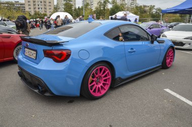 Şık mavi coupe Subaru BRZ hız için tasarlanmış arkadan çekişli spor arabadır. Pürüzsüz profili, agresif ön fasyası ve aerodinamik kıvrımları ile göze çarpar.