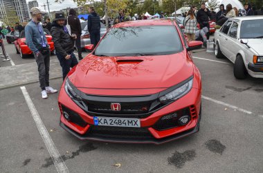 Yarış DNA 'sı ile kırmızı Honda Civic Type R' i vurmak, agresif stili, turbo şarjlı gücü ve hassas kullanımıyla bilinen yüksek performanslı hatchback 'tir.