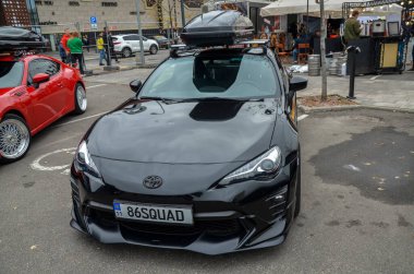 Performans ve Style ile dinamik siyah spor coupe Toyota 86, çeviklik, hassasiyet ve sürüş heyecanı için tasarlanmış arkadan çekişli bir spor arabadır.