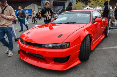 Modifiye Nissan 200SX özel vücut kiti ile öne çıkıyor. Süspansiyonu indiriyor. Geniş lastikler ve agresif ön uç stili yüksek performans ayarlarının özünü somutlaştırıyor.