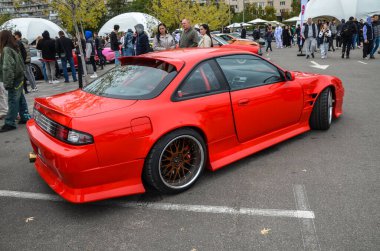 Modifiye Nissan 200SX özel vücut kiti ile öne çıkıyor. Süspansiyonu indiriyor. Geniş lastikler ve agresif ön uç stili yüksek performans ayarlarının özünü somutlaştırıyor.