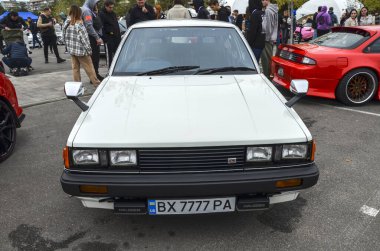 Birkaç nesil boyunca üretilen klasik sedan Toyota Carina, dayanıklılığı ve verimliliği nedeniyle popülerlik kazandı ve klasik araba tutkunları arasında en çok tercih edilen araç oldu.