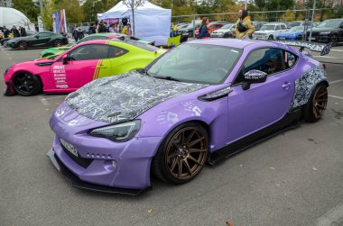 Özel tekerlekleri, düşük duruşu ve aerodinamik tasarımı olan şık lavantalı Subaru BRZ. Parlak ve dinamik