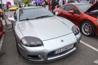 Parlak gümüş Mitsubishi 3000GT ikonik Japon spor arabası aerodinamik gövde, renkli farlar ve otomotiv toplamada sergilenen cilalı dış görünüş