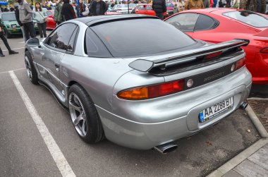 Parlak gümüş Mitsubishi 3000GT ikonik Japon spor arabası aerodinamik gövde, renkli farlar ve otomotiv toplamada sergilenen cilalı dış görünüş