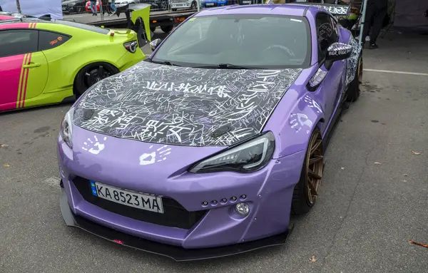 Özel tekerlekleri, düşük duruşu ve aerodinamik tasarımı olan şık lavantalı Subaru BRZ. Parlak ve dinamik