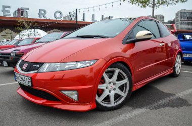 Çarpıcı kırmızı Honda Civic Type R sergilenen agresif aerodinamik tasarımı, spor stili ve pist ilham verici özellikleri