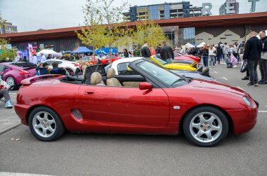 Klasik İngiliz orta motor roadster MG F gösterişli ve zamansız tasarımı ve otomotiv tarihinde benzersiz bir dönemi temsil ediyor.