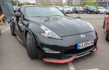 Siyah Nissan 370Z Nismo. Açık havada kırmızı aksanlı. Spor coupe otomotiv ve araba meraklısı temalar için ideal. Benzersiz Nismo tasarım elementleri