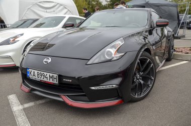 Siyah Nissan 370Z Nismo. Açık havada kırmızı aksanlı. Spor coupe otomotiv ve araba meraklısı temalar için ideal. Benzersiz Nismo tasarım elementleri