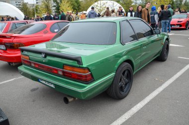 1988 model Honda Prelude Coupe dışarıda park halinde. Klasik JDM spor araba, ön farlar, otomotiv, klasik ve araba buluşması temaları için mükemmel.