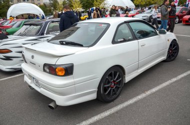 Beyaz 1997 model Toyota Sprinter Trueno AE111 Coupe dışarıda park halinde. Sportif JDM araba, akort ve araba yarışmalarıyla ünlüdür. Otomotiv ve ithal araba temaları için harika