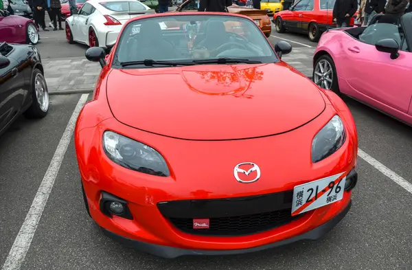 Kırmızı Mazda MX-5 Miata Roadster dışarıda park halinde. Klasik spor spor üstü açık araba, araba şovları ve sürüş temaları için mükemmel. Özellik simgesi tasarımı