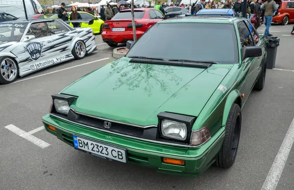 1988 model Honda Prelude Coupe dışarıda park halinde. Klasik JDM spor araba, ön farlar, otomotiv, klasik ve araba buluşması temaları için mükemmel.