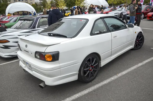 Beyaz 1997 model Toyota Sprinter Trueno AE111 Coupe dışarıda park halinde. Sportif JDM araba, akort ve araba yarışmalarıyla ünlüdür. Otomotiv ve ithal araba temaları için harika