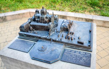 St. George Katedrali 'nin detaylı bronz maketi ve çevresindeki yerler açık havada taştan bir üstedir. Lviv, Ukrayna