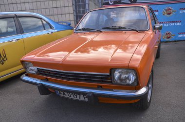 Klasik Isuzu Gemini, 1974-2000 yılları arasında Isuzu tarafından üretilen bir araba. Klasik otomotiv, JDM (Japon İç Pazarı) ve klasik araba temaları için ideal