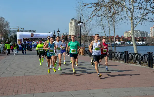 Belirli katılımcılar, şehir merkezindeki pitoresk bir nehir kenarı pistinde düzenlenen açık hava maratonuna katılacaklar.