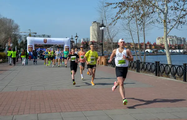 Belirli katılımcılar, şehir merkezindeki pitoresk bir nehir kenarı pistinde düzenlenen açık hava maratonuna katılacaklar.