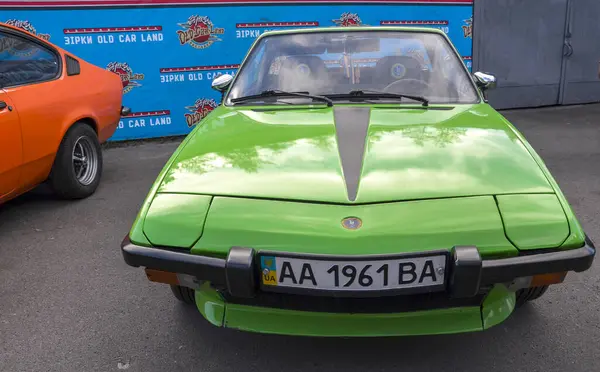 Yeşil 1976 Fiat X19, klasik bir spor araba, eski bir araba fuarında sergilendi. Otomotiv, klasik araba ve İtalyan tasarım temaları için ideal
